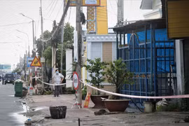 Phường 6, thành phố Cà Mau tiến hành phong tỏa khóm 4 và 5 để phòng chống dịch COVID-19. (Ảnh: Huỳnh Anh/TTXVN)