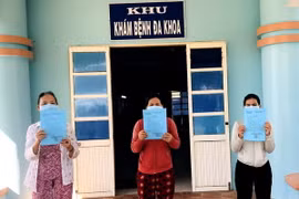 Trao giấy chứng nhận điều trị khỏi bệnh cho bệnh nhân. (Ảnh: Lê Ngọc Phước/TTXVN)