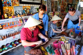 Làng hương Thủy Xuân - Địa điểm du lịch đặc sắc thu hút du khách ở cố đô Huế. (Ảnh: Tường Vi/TTXVN)