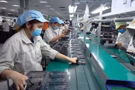 Công nhân công ty trách nhiệm hữu hạn Hadanbi Vina (Khu công nghiệp Điềm Thụy, huyện Phú Bình, tỉnh Thái Nguyên) đeo khẩu trang phòng, chống dịch COVID-19 khi làm việc (ảnh chụp ngày 14/5/2021). (Ảnh: Anh Tuấn/TTXVN) 