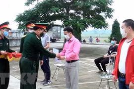 Trao chứng nhận hoàn thành cách ly y tế. Ảnh minh họa. (Ảnh: Văn Đạt/TTXVN)