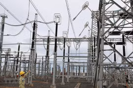 Vận hành lưới điện truyền tải tại trạm biến áp 500kV Đak Nông. (Ảnh: Ngọc Hà/TTXVN)