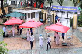Mỗi điểm thi đều được tăng cường các điều kiện bảo đảm an toàn phòng, chống dịch, trong đó có 5 cán bộ y tế, 2 phòng thi dự phòng, 1 phòng cách ly, 5 cán bộ coi thi dự phòng. (Ảnh: Thanh Tùng/TTXVN) 