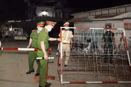 Lực lượng chức năng lập chốt kiểm soát tại Ngã 3 thôn Báo Văn 1, xã Đồng Văn, huyện Yên Lạc. (Ảnh: Hoàng Hùng/TTXVN) 