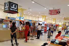 Người dân đến mua sắm tại siêu thị Aeon Mall. (Ảnh: Hải Âu/TTXVN)