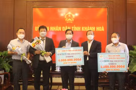 Đại diện Công ty TNHH KN Cam Ranh và cá nhân ông Lê Huy Hoàng, Phó Tổng Giám đốc Công ty TNHH KN Cam Ranh ủng hộ 8 tỷ đồng phòng, chống dịch COVID-19 thông qua Trung tâm cứu trợ dịch COVID-19 tỉnh Khánh Hòa. (Ảnh: Phan Sáu/TTXVN)