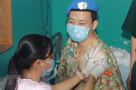 Chiến sỹ Bệnh viện dã chiến cấp 2 số 3 Việt Nam được tiêm vaccine phòng COVID-19 trước khi lên đường nhận nhiệm vụ tại Nam Sudan. (Ảnh: Đinh Hằng/TTXVN)