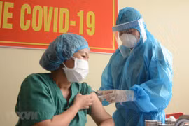 Các nhân viên y tế được tiêm vaccine COVID-19. (Ảnh: Văn Dũng/TTXVN)