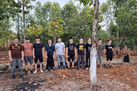 Các đối tượng người Trung Quốc bị bắt giữ. (Ảnh: Thanh Bình/TTXVN)