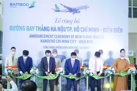 Các đại biểu cắt băng khai trương đường bay thẳng Hà Nội/Thành phố Hồ Chí Minh-Điện Biên. (Ảnh: Xuân Tư/TTXVN)