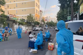 Xét nghiệm sàng lọc COVID-19. (Ảnh: TTXVN)
