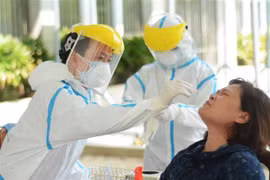 Nhân viên y tế lấy mẫu xét nghiệm COVID-19. (Ảnh: Văn Dũng/TTXVN)