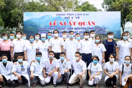 Đoàn công tác trước giờ lên đường chi viện cho Bắc Giang. (Ảnh: Quốc Khánh/TTXVN) 