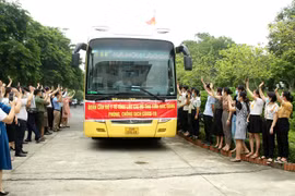 Xe chở đoàn các y bác sỹ chi viện cho tỉnh Bắc Giang. (Ảnh: Quốc Khánh/TTXVN)