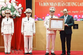 Chủ tịch nước Nguyễn Xuân Phúc trao Huân chương Lao động hạng Nhất cho Báo Công an Nhân dân. (Ảnh: Thống Nhất/TTXVN) 