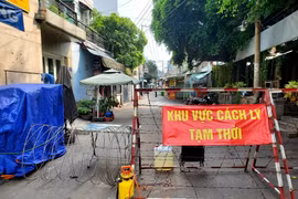 Thành phố Hồ Chí Minh phong tỏa nhiều nơi liên quan đến ca COVID-19 ngụ quận Gò Vấp. (Ảnh: TTXVN) 
