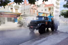 Xe chuyên dụng phun hóa chất khử khuẩn tại phường Hưng Dũng, thành phố Vinh, Nghệ An. (Ảnh: Tá Chuyên/TTXVN) 