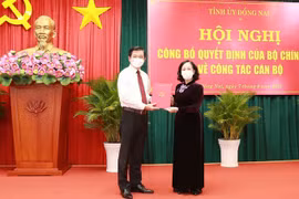 Trưởng ban Tổ chức Trung ương Trương Thị Mai trao quyết định điều động, phân công ông Nguyễn Hồng Lĩnh giữ chức Bí thư Tỉnh ủy Đồng Nai. (Nguồn: VnExpress)