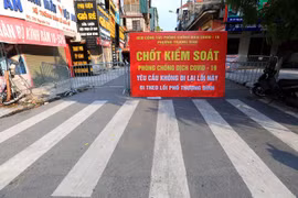 Chốt cứng tại đường Khương Đình, phường Thượng Đình. (Ảnh: Tuấn Anh/TTXVN) 