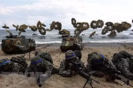 Binh sỹ Hàn Quốc và Mỹ tham gia cuộc tập trận đổ bộ chung tại Pohang, Hàn Quốc. (Nguồn: AFP/ TTXVN)