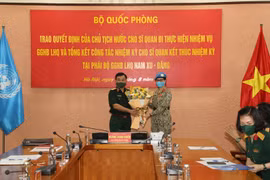Thượng tướng Hoàng Xuân Chiến trao Quyết định của Chủ tịch nước cho Trung tá Vũ Thị Kim Oanh làm nhiệm vụ Gìn giữ hòa bình Liên hợp quốc. (Nguồn: qdnd.vn)