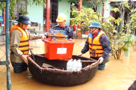 Đoàn cứu trợ của Trung ương Hội Chữ thập đỏ Việt Nam chuyển hàng cứu trợ tới người dân. (Ảnh: TTXVN)