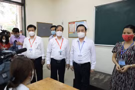 Bộ trưởng Bộ Giáo dục và Đào tạo Nguyễn Kim Sơn kiểm tra tại điểm thi trường THPT Chu Văn An (Hà Nội). (Ảnh: Thanh Tùng/TTXVN)
