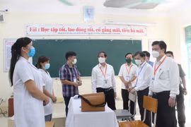 Bộ trưởng Bộ Giáo dục và Đào tạo Nguyễn Kim Sơn cùng đoàn công tác kiểm tra công tác tổ chức thi tốt nghiệp Trung học phổ thông năm 2021 tại Trường phổ thông Dân tộc nội trú Trung học phổ thông tỉnh Hoà Bình. (Ảnh: Vũ Hà/TTXVN)
