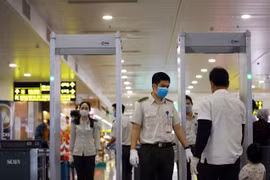 Cảng hàng không Nội Bài quán triệt 100% cán bộ công nhân viên thực hiện đeo khẩu trang, găng tay trong suốt thời gian làm việc. (Ảnh: Huy Hùng/TTXVN)