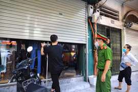 Các chủ cơ sở kinh doanh dịch vụ không thiết yếu trên phố Nguyễn Lương Bằng đều chấp hành đóng cửa để phòng chống dịch. (Ảnh: Thành Đạt/TTXVN) 