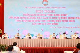 Đoàn Chủ tọa hội nghị trực tuyến toàn quốc triển khai chương trình hành động của Mặt trận Tổ quốc Việt Nam và các tổ chức thành viên thực hiện Nghị quyết Đại hội đại biểu toàn quốc lần thứ XIII của Đảng. (Ảnh: Phương Hoa/TTXVN) 