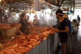 Chợ Nam Trung Yên (phường Trung Hoà, quận Cầu Giấy) cung cấp khoảng 28 tấn rau, quả, thịt, cá... phục vụ nhu cầu tiêu dùng hằng ngày của người dân. (Ảnh: Vũ Sinh/TTXVN) 
