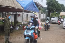 Nhiều người dân trở về quê bằng xe máy. Ảnh minh họa. (Nguồn: TTXVN)
