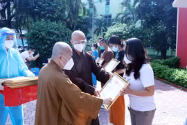 Thượng tọa Thích Thiện Quý, Phó Trưởng ban kiêm Chánh Thư ký Ban Trị sự Giáo hội Phật giáo Việt Nam Thành phố Hồ Chí Minh và Thượng tọa Thích Nhật Từ, Phó Viện trưởng Thường trực Học viện Phật giáo Việt Nam tại Thành phố Hồ Chí Minh trao giấy biểu dương v