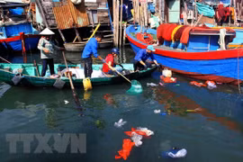 Thu gom rác thải nhựa trên vùng biển xóm Nhà Rầm, phường Hải Cảng, thành phố Quy Nhơn, tỉnh Bình Định. (Ảnh: Nguyên Linh/TTXVN) 