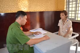 Nghi phạm Đỗ Thị Yến Nhi làm việc với Cơ quan điều tra Công an tỉnh Bến Tre. (Ảnh Công Trí/TTXVN)