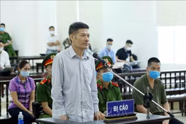 Bị cáo Nguyễn Nhật Cảm (cựu Giám đốc Trung tâm Kiểm soát bệnh tật Thành phố Hà Nội) khai báo trước tòa. (Ảnh: Phạm Kiên/TTXVN)