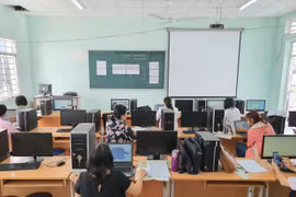Giáo viên Trường THCS An Hòa, Cần Thơ dạy trực tuyến trên phần mềm Zoom và Zalo. (Ảnh: Ánh Tuyết/TTXVN)
