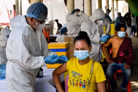 Một điểm tiêm chủng vaccine ngừa COVID-19 tại Phnom Penh, Campuchia. (Ảnh: AFP/TTXVN)