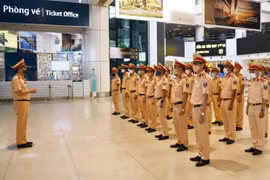 Các cán bộ, chiến sỹ trước khi lên đường làm nhiệm vụ hỗ trợ phòng chống dịch ở miền Nam. (Ảnh: TTXVN phát)