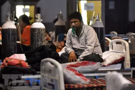 Bệnh nhân COVID-19 được điều trị tại một khu cách ly ở New Delhi, Ấn Độ ngày 8/5/2021. (Ảnh: THX/TTXVN) 