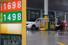 Giá xăng dầu được niêm yết tại một trạm xăng ở Seoul, Hàn Quốc. (Ảnh: Yonhap/TTXVN)