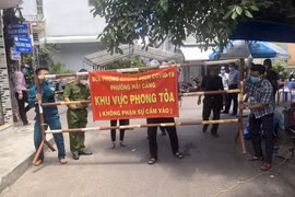 Lực lượng chức năng khẩn trương phong tỏa ổ dịch COVID-19 tại tổ 18, khu vực 4, phường Hải Cảng, thành phố Quy Nhơn. (Ảnh: Nguyên Linh/TTXVN)