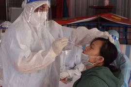 Xét nghiệm COVID-19. (Ảnh: Đức Phương /TTXVN)
