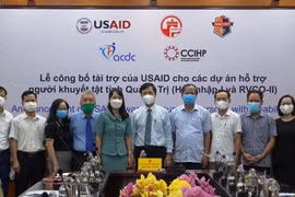 Các đại biểu tại điểm cầu Quảng Trị chụp ảnh lưu niệm tại lễ công bố các dự án. (Nguồn: Báo Quảng Trị)