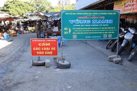 Chốt kiểm soát vùng xanh tại chợ Thanh Sơn (phường Thanh Sơn, thành phố Phan Rang-Tháp Chàm). (Ảnh: Nguyễn Thành/TTXVN)