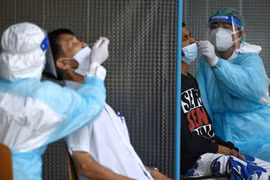 Nhân viên y tế lấy mẫu xét nghiệm COVID-19 tại Bangkok, Thái Lan. (Nguồn: AFP/TTXVN)