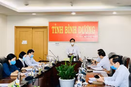Chủ tịch Ủy ban Nhân dân tỉnh Bình Dương Nguyễn Hoàng Thao yêu cầu ngành Y tế nhanh chóng có kịch bản ứng phó với dịch bệnh COVID-19 trong tình huống dịch xảy ra tiếp theo. (Ảnh: Chí Tưởng/TTXVN)