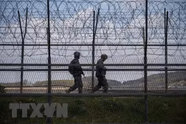 Binh sỹ Hàn Quốc tuần tra tại khu phi quân sự chia cắt hai miền Triều Tiên trên đảo Ganghwa. (Ảnh: AFP/TTXVN) 