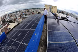 Lắp đặt hệ thống điện Mặt Trời áp mái. (Nguồn: TTXVN)